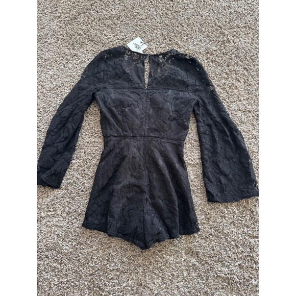 JACK by BB Dakota Black‎ Lace Romper Bell Sleeve V Neck Size 0 NWT - Picture 5 of 8